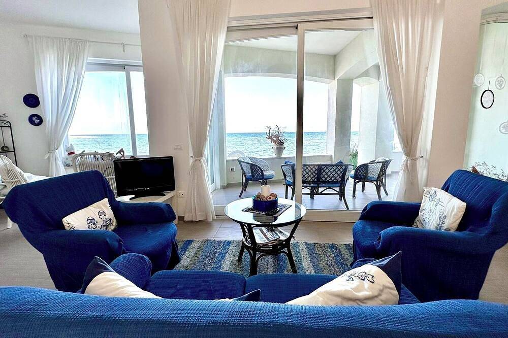 Casa Fronte Mare Unica: Mare a 5 Metri con Accesso Diretto e 6 Posti Letto in Marzamemi, Pachino