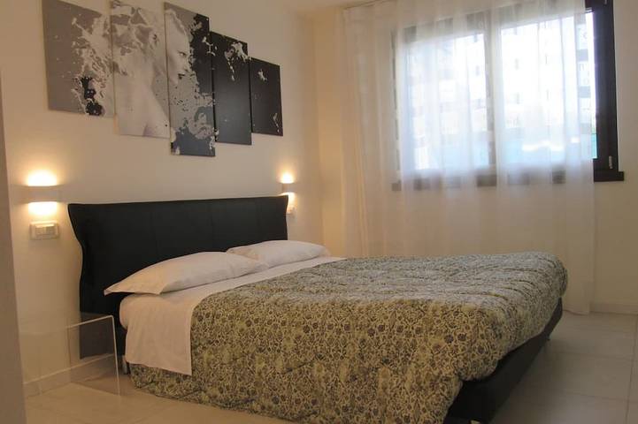 Apartamento entero, Apartamento moderno y luminoso cerca del lago, WiFi, aire acondicionado, jardín, garaje in Riva del Garda, Montañas Garda