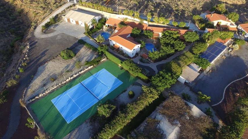 Chalet para 3 personas, con jardín y terraza además de vistas y piscina en Arico