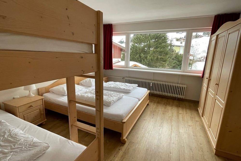 Ganze Wohnung, Appt (4p), Mittelberg, Kleinwalsertal, Balkon (Sw), Pistenansicht (200m). Bahnen in Mittelberg, Kleinwalsertal