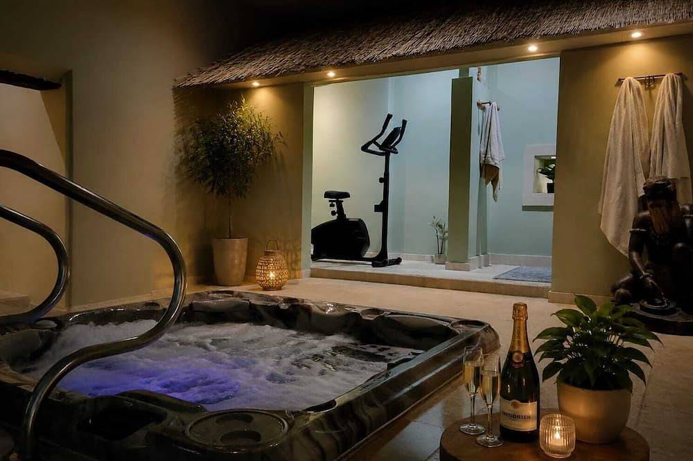 Appartement entier, Spa Privé & Patio de charme (Proche Avignon & Vignobles) in Roquemaure, Région de Nîmes