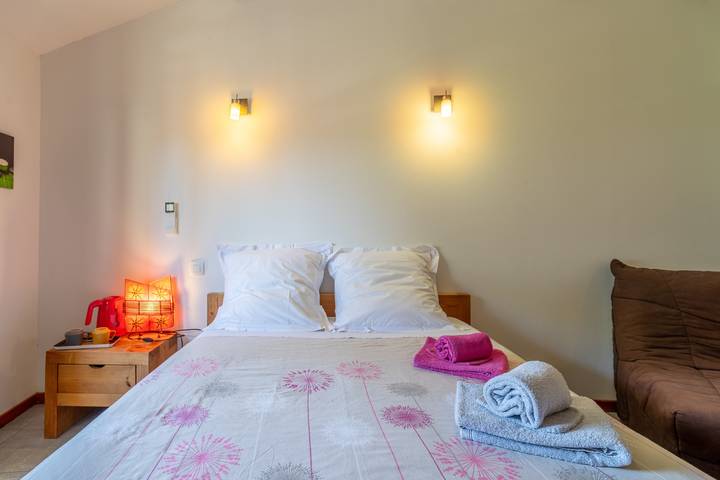 Chambre « Galet » avec terrasse partagée, Wi-Fi et climatisation in Colombiers, Côte d'Améthyste