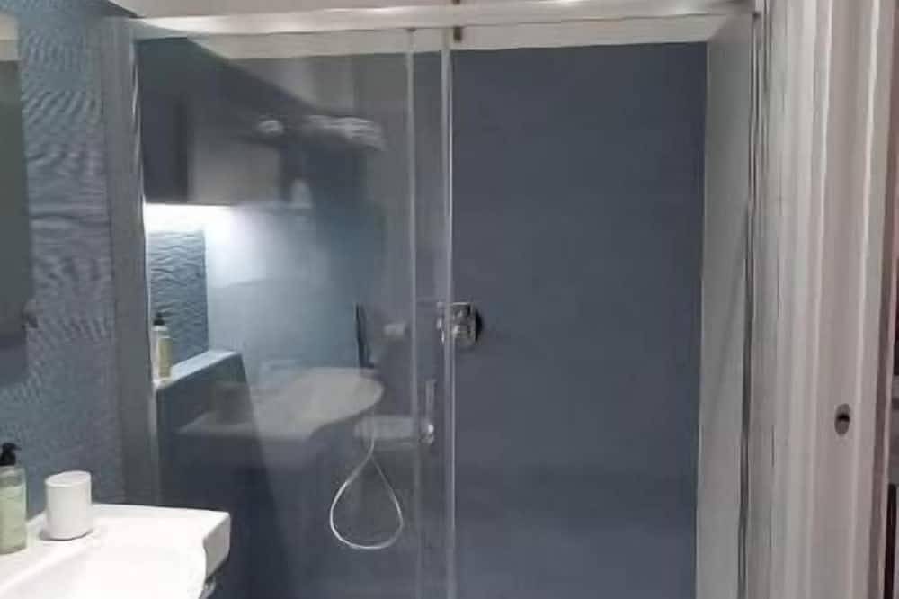 Vento di Mare Rooms, camera da 2 a 4 posti sul mare, in pieno centro in Marina di Camerota, Camerota