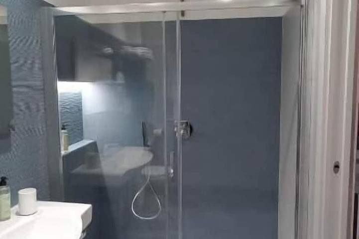 Vento di Mare Rooms, camera da 2 a 4 posti sul mare, in pieno centro in Marina di Camerota, Camerota