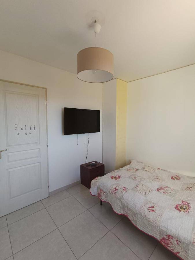 Gîte pour 4 personnes, avec terrasse à La Fare-les-Oliviers - 2