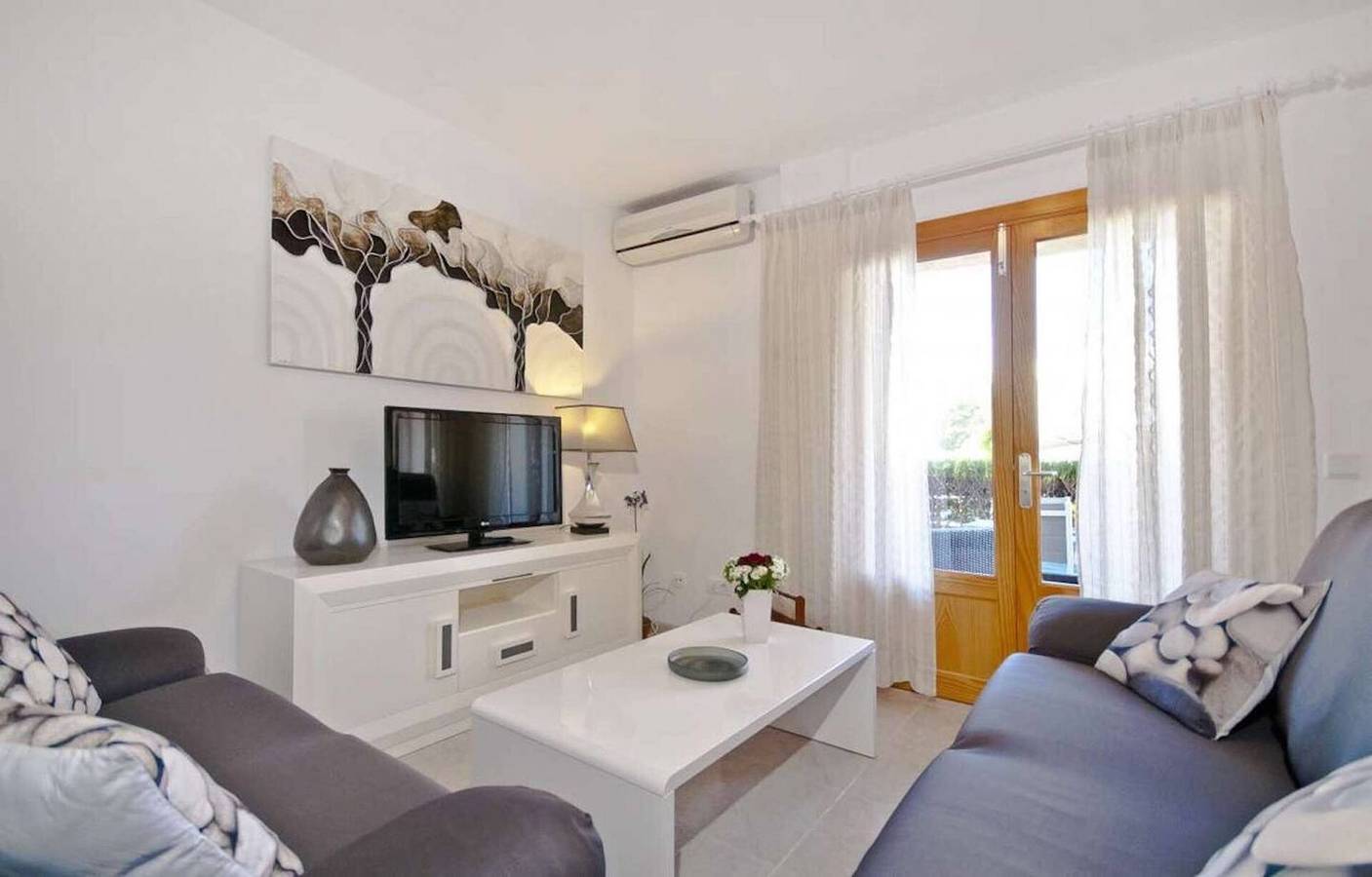Entire apartment, Vacation Apartment "Es Pinaret" with Wi-Fi & Terrace; Parking Available on Street in Port de Pollença, Pollença