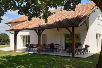 Gîte pour 12 personnes, avec jacuzzi ainsi que piscine et jardin à Orx