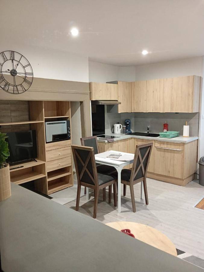 Appartement entier, Grand Studio chambre séparée in Arpajon-sur-Cère, Région d'Aurillac