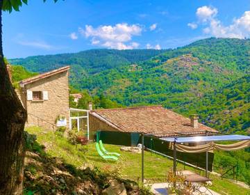 Gîte pour 5 personnes, avec vue et jardin à Asperjoc