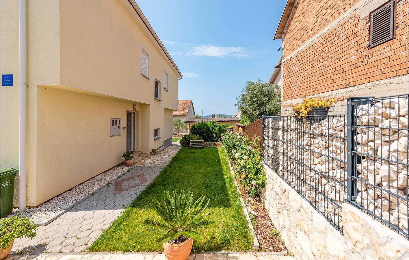 Appartement de vacances entier, Charmant appartement avec terrasse, Wi-Fi et accès à la plage à 2 km in Ville de Zadar, Zadar (Municipality)