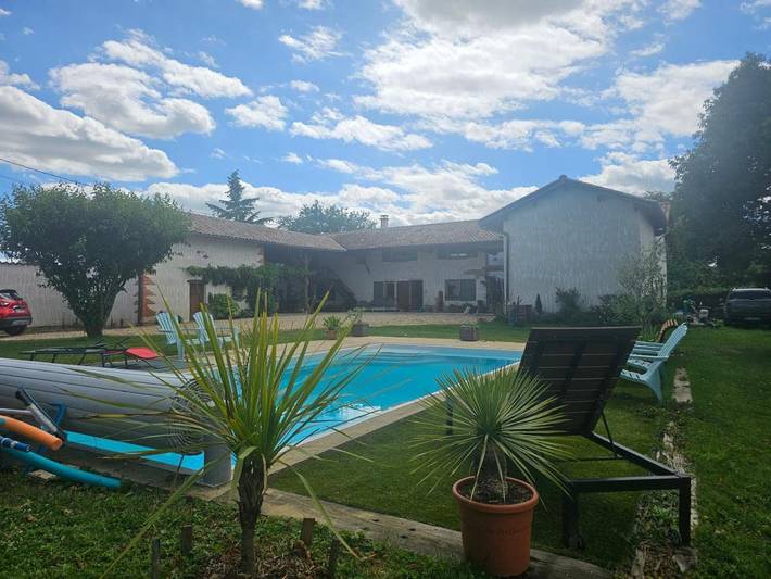 Location de vacances pour 2 personnes, avec Terrasse et Jardin ainsi que Piscine et Vue dans Cruzilles-lès-Mépillat