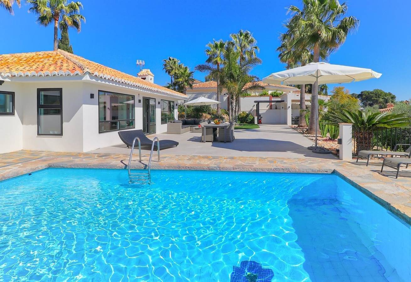 Increíble villa con vistas a la montaña, terraza, piscina y Wi-Fi in Mijas Costa, Mijas