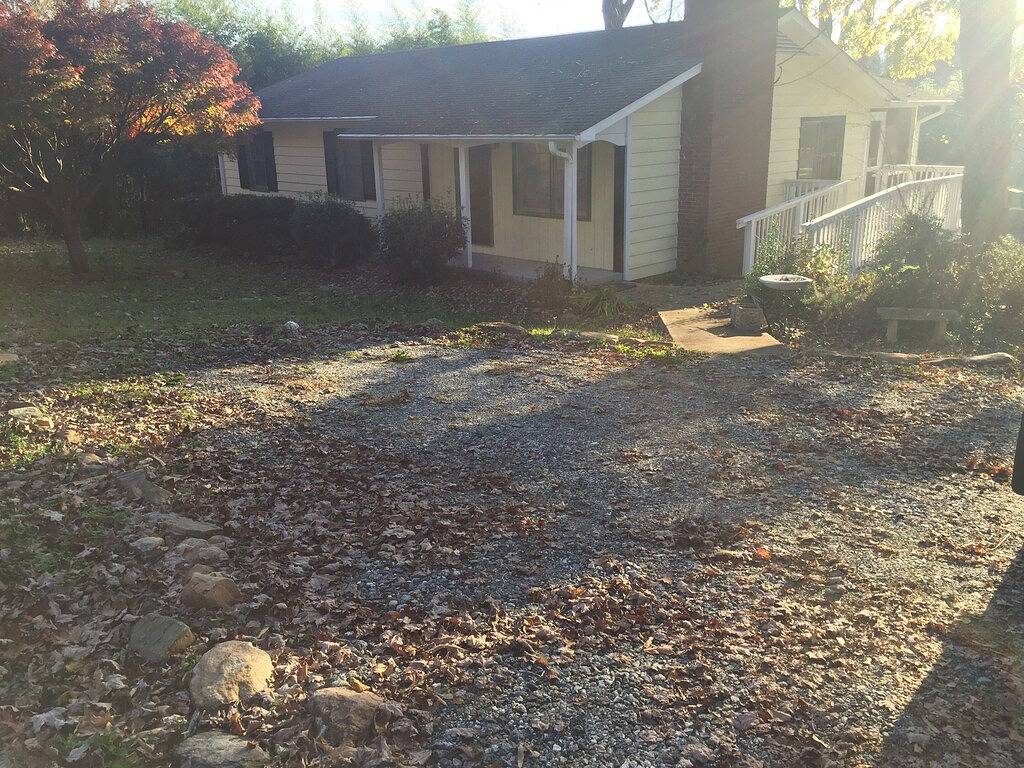 Tryon Love 2 min walk to downtown. Wood fireplace. Monthly rentals only. in Tryon, Polk County NC