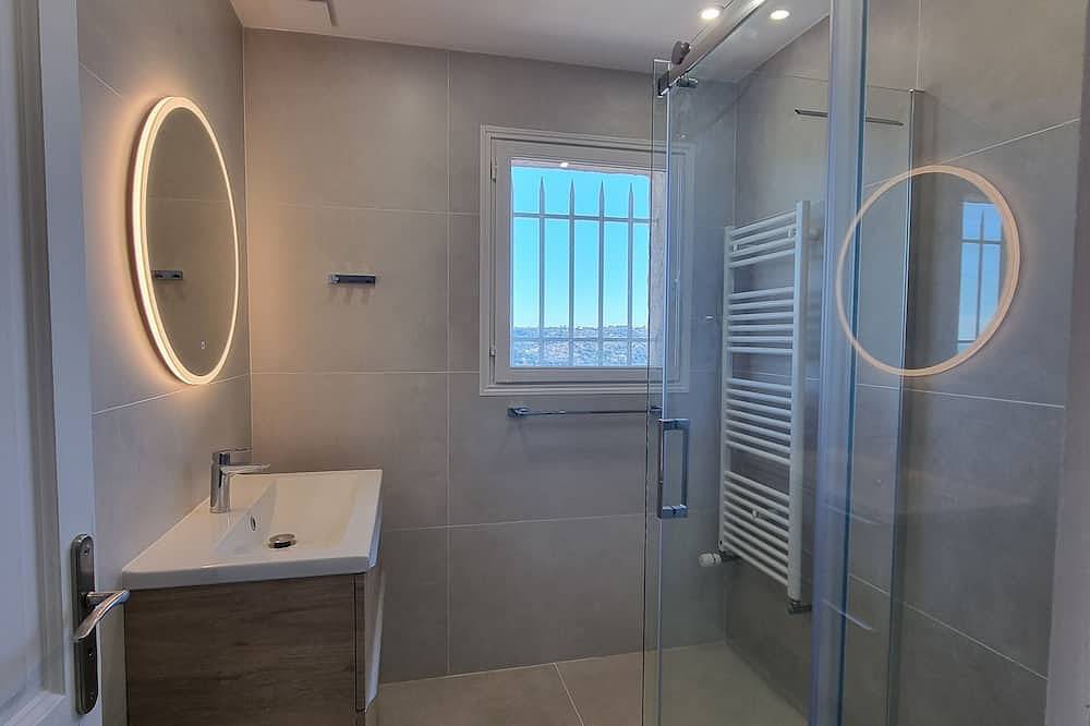 Ganze Wohnung, Charming 2-room apartment with garden, sea and mountain views in Saint-Laurent-du-Var, Mittelmeerküste (Frankreich)