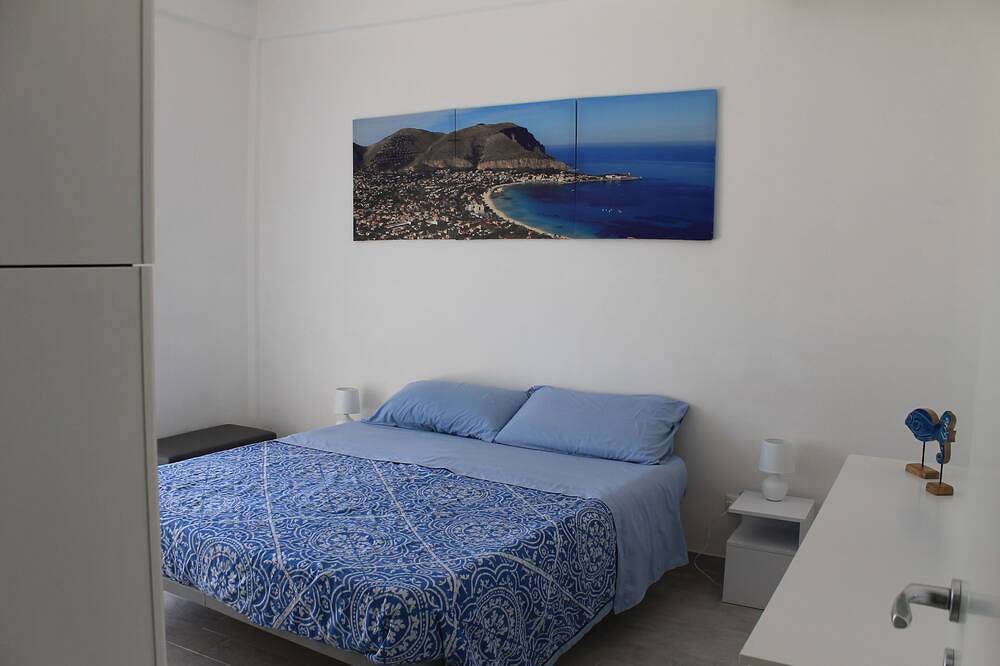 Peppino Holiday House, almost on Mondello beach. in Mondello, Palermo
