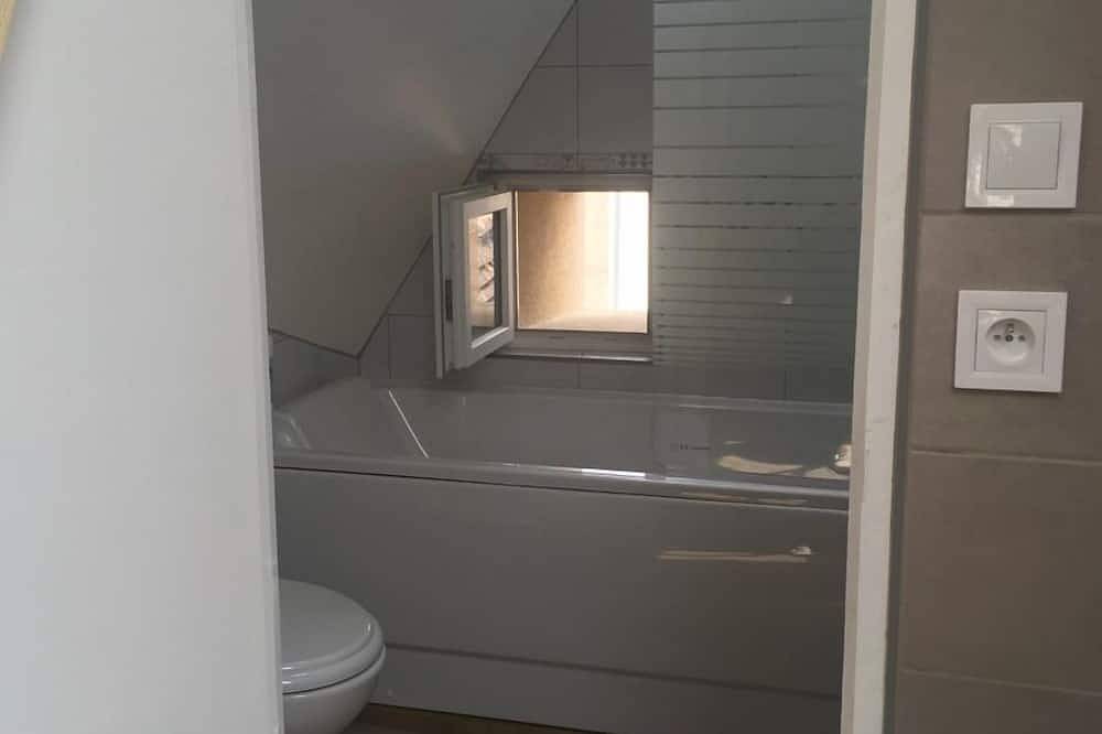 Apartamento entero, Apartamento-Apartamento-Baño privado externo in Saint-Aurélien, Región de Limoges