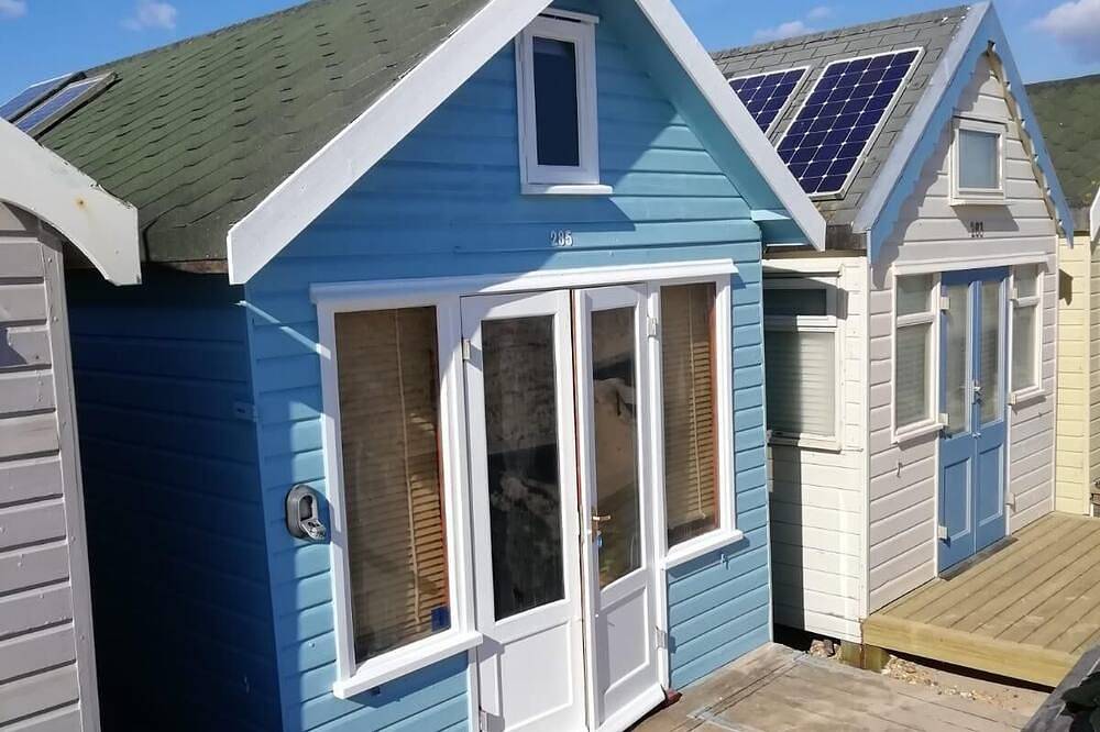 Entire apartment, Stargaze from a beach hut on the Mudeford Sandbank in Bournemouth, South West England