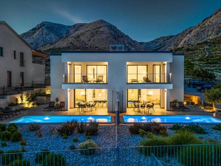 Villa pour 10 personnes, avec vue et jardin ainsi que piscine et terrasse à Punat