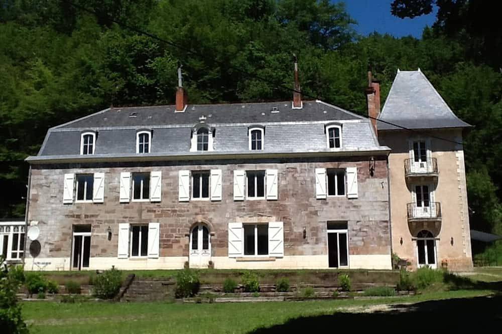 La Tour du Chambon - l'aile tour d'une belle maison de maître des années 1850 in Perpezac-le-Blanc, Région de Brive-la-Gaillarde