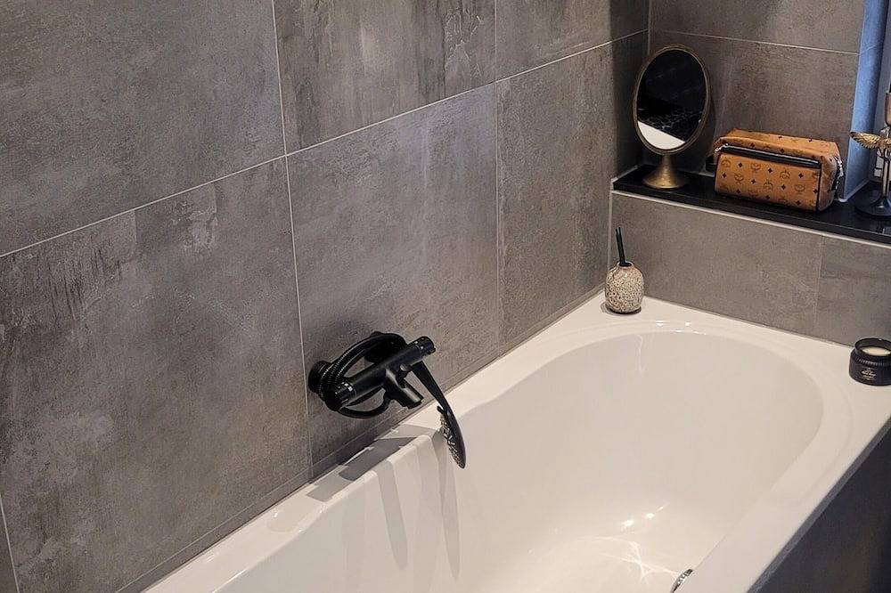 Ganze Wohnung, Moderne Wohnung trifft Gäste ! 110 m2 Wohnung . Küche / Bad / Schlafzimmer Neu in Zörbig, Anhalt - Bitterfeld