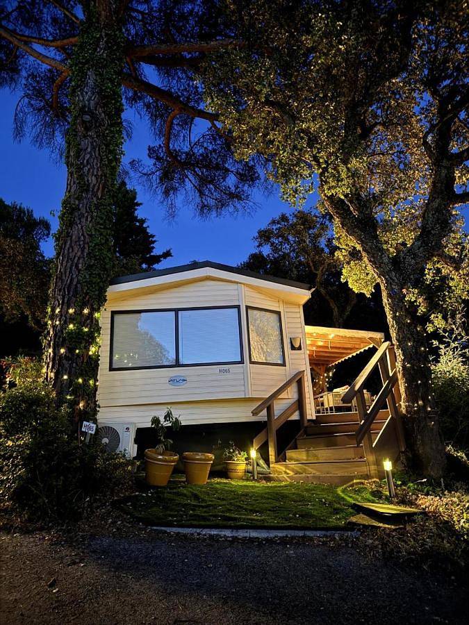 Camping pour 6 personnes, avec jardin et bassin pour enfant ainsi que piscine et jacuzzi