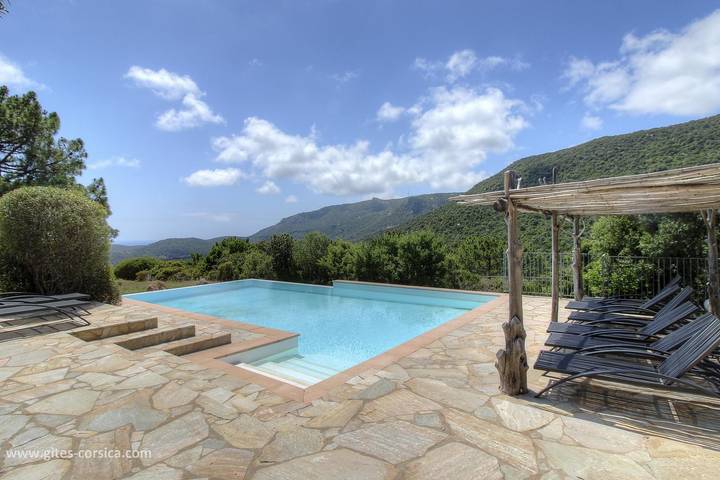 Gîte pour 4 personnes, avec Terrasse et Jardin ainsi que Piscine et Vue à Monacia-d'Aullène