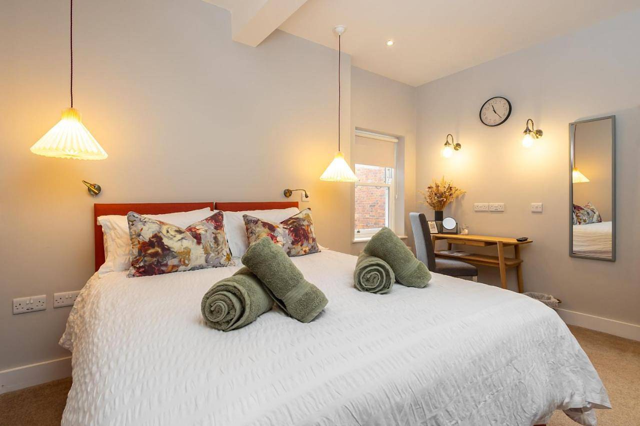 Entire apartment, The Little Hideaway - Luxury Two Double En-Suite Bedroom Apartment in Bedford