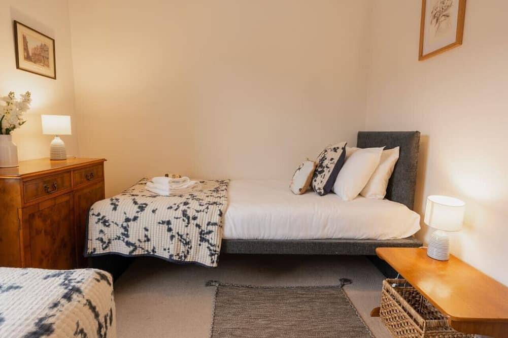 Stylish Pet Friendly 2 Br Home, with Free Parking - 10 minutes from Chester City Centre in Chester, Cheshire West and Chester