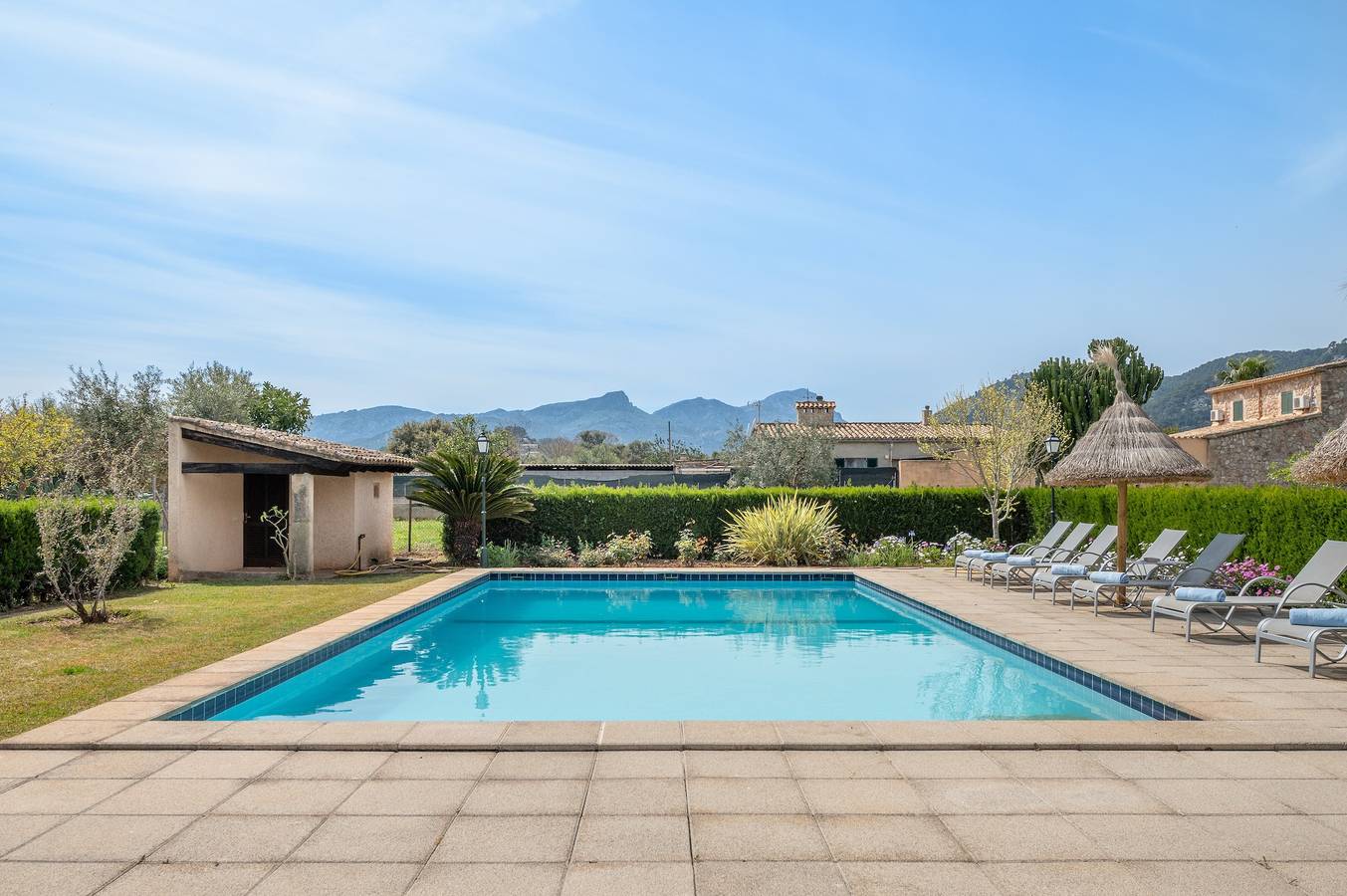 Geräumige Villa "Villa Agnes" mit Bergblick, Pool, Terrasse & Garten in Pollença Stadt, Pollença