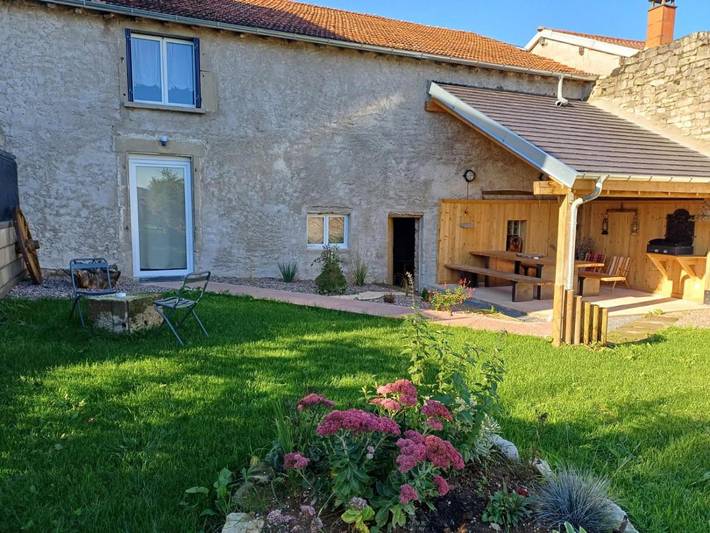 Location de vacances pour 6 personnes, avec terrasse et jardin à Melay