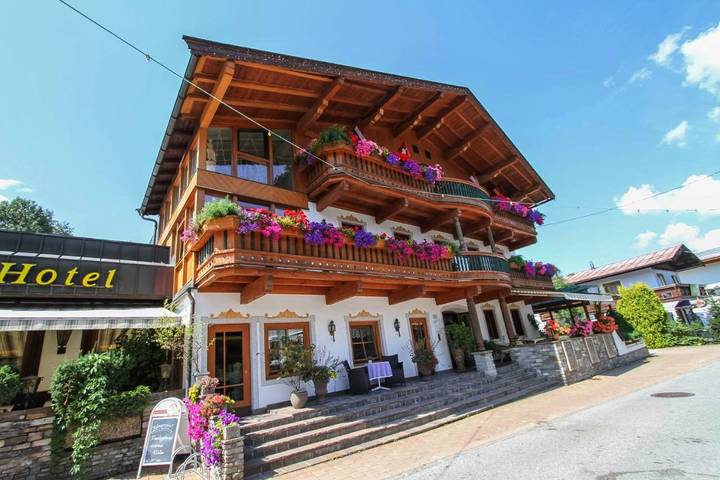 Hôtel pour 3 personnes, avec jardin ainsi que piscine et vue, animaux acceptés