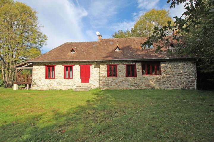 Gîte pour 8 personnes, avec terrasse ainsi que jardin et piscine à Château-Chervix - 3