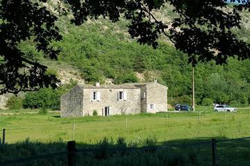 Gîte pour 12 personnes, avec jardin et terrasse à Revest-des-Brousses