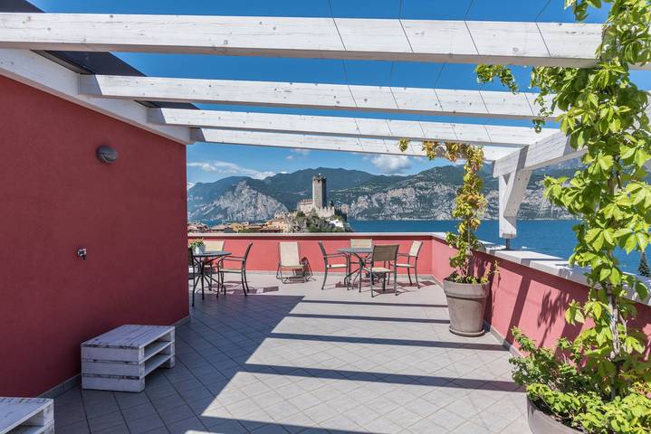 Appartamento intero, Monolocale 2 in "Residence la Pergola" con balcone, piscina e Wi-Fi; parcheggio disponibile in spiaggia Malcesine (Malcesine), Malcesine