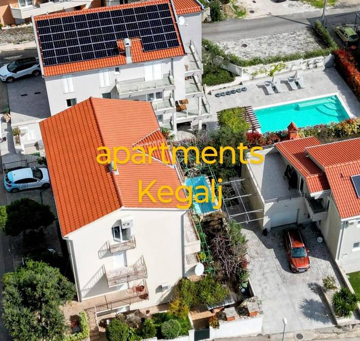Apartamento de vacaciones para 5 personas, con vistas además de piscina y jardín - 1