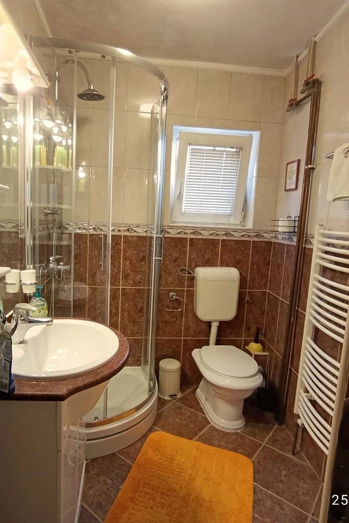 Ganze Wohnung, Geräumiges Ferienhaus mit kleinem Garten, nur fünf Gehminuten vom bekannten Bas in Sarajevo, Bosnien und Herzegowina