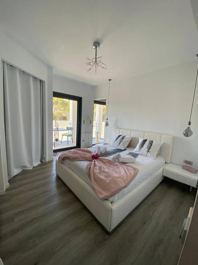 Location de vacances pour 6 personnes, avec vue ainsi que piscine et jardin dans Plage de la Baumette - 4