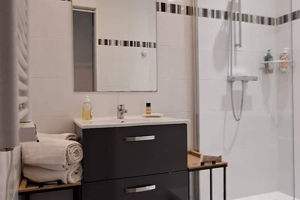 Appartement entier, Les Arcades Studio in the heart of town, near Puy du Fou, with Wi-fi, Netflix, Canal+. in Cholet, Région de Cholet