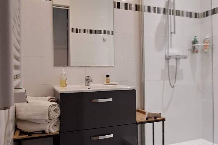 Appartement entier, Les Arcades Studio in the heart of town, near Puy du Fou, with Wi-fi, Netflix, Canal+. in Cholet, Région de Cholet
