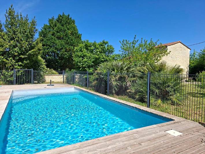 Location de vacances pour 6 personnes, avec piscine ainsi que terrasse et jardin à Vertheuil