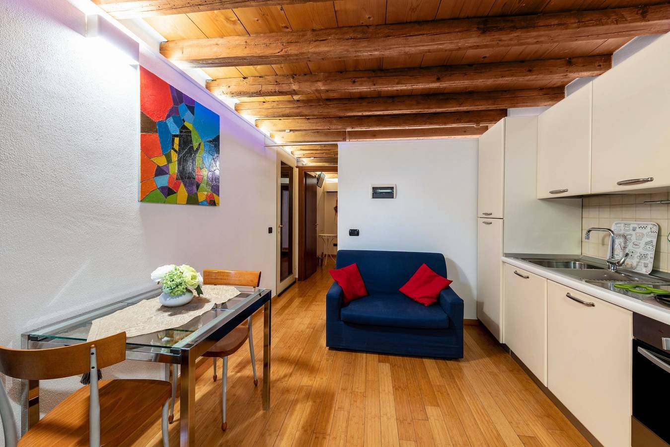 Entire apartment, Apartment "La Casetta" in the Centre with Balcony, A/C & Wi-Fi in Centro Storico di Verona, Verona