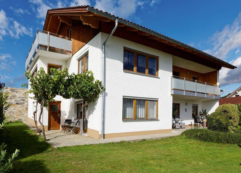 Ferienhaus zur Weinlaube - Ferienwohnung Sonnenblume (85qm) im Eg mit überdachter Terrasse und herrlichem Ausblick! in Thurmansbang, Ostbayern