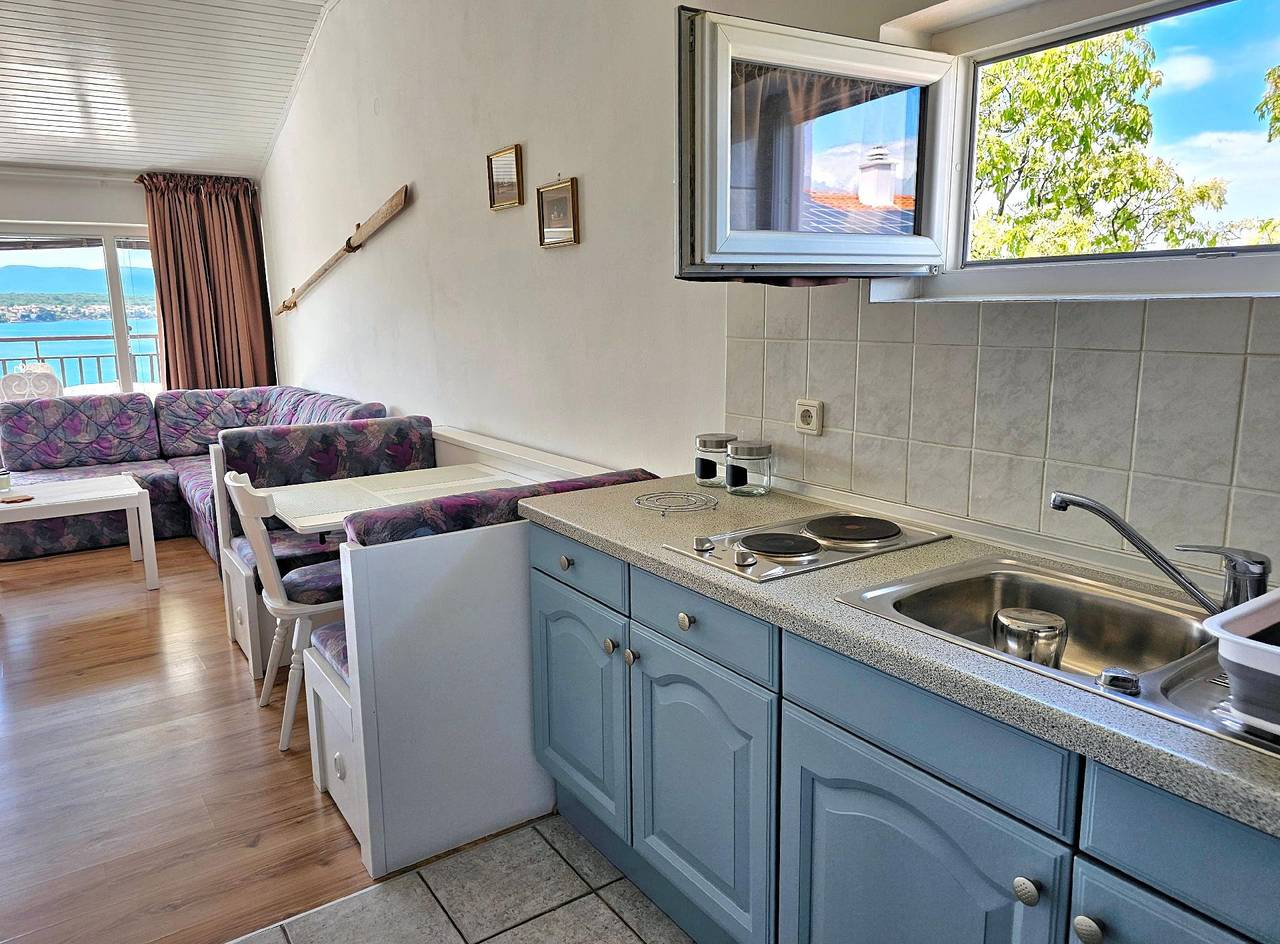 Ganze Ferienwohnung, Geräumige Wohnung mit Panoramablick auf das Meer in der Nähe des Meeres in Malinska, Krk