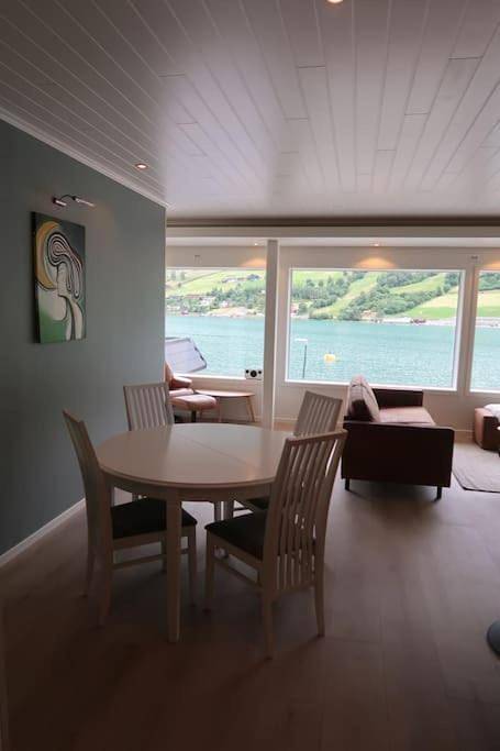 Ferieleilighet for 6 personer, Balkong og Terrasse i tillegg til Hage og Innsjøutsikt i Olden