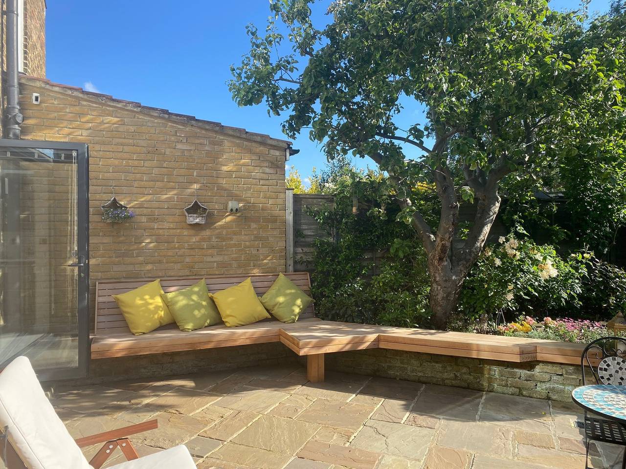 House - Sleeps 8 - Garden - Children's Play Area in Merton, London