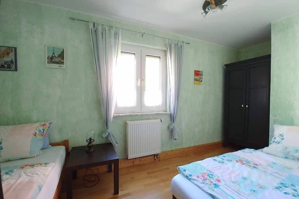 Ganze Wohnung, Geräumige Ferienwohnung in direkter Lage unter dem Schloss Mainberg in Schonungen, Franken