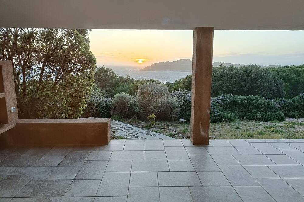 Splendida villa fronte mare con ampio giardino privato per tramonti mozzafiato in Baia Santa Reparata, Santa Teresa Gallura
