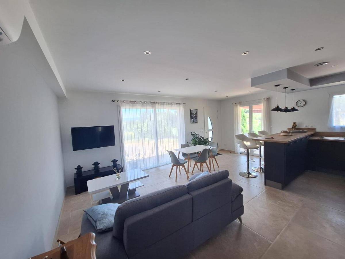 Appartement entier, One-Bedroom Apartment in Sainte-Tulle, Parc naturel régional du Luberon