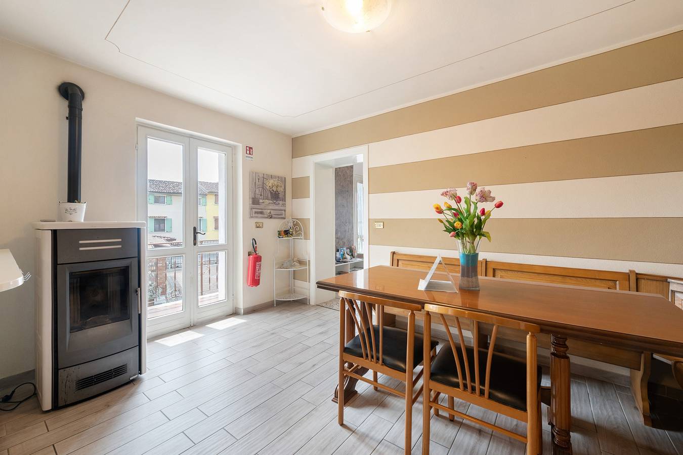 Ganze Wohnung, Apartment 'La Corte Delle Fate' mit Gemeinschaftspool, Gemeinschaftsgarten und Wlan in Lonato del Garda, Brescia Provinz