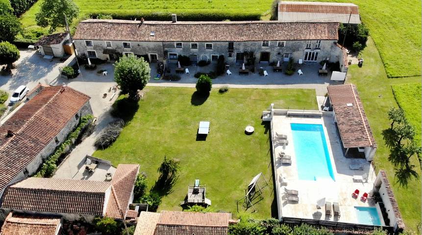Gîte pour 6 personnes, avec piscine ainsi que jardin et terrasse